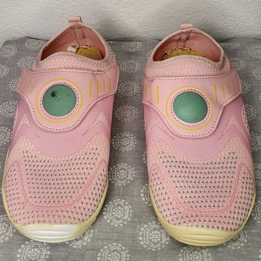 Pair of Water Shoes size Big Girl 2/3